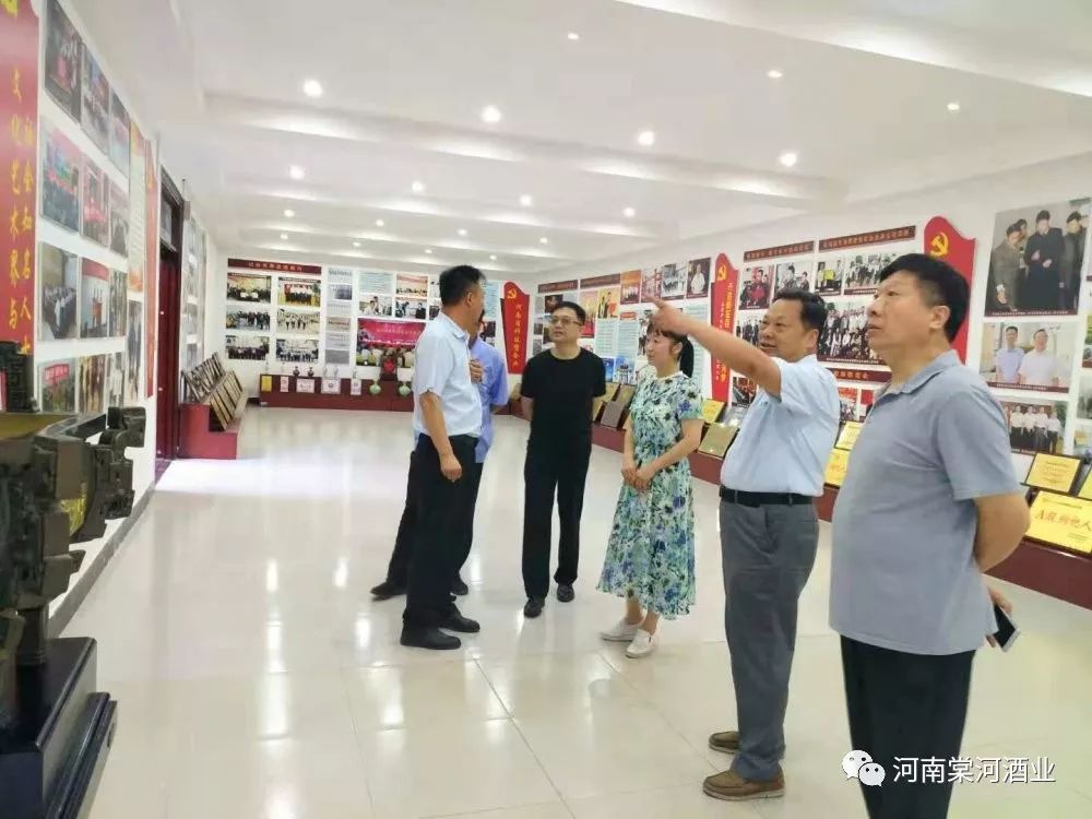 駐馬店市文化廣電和旅游局領(lǐng)導(dǎo)蒞臨棠河酒業(yè)參觀(guān)調(diào)研