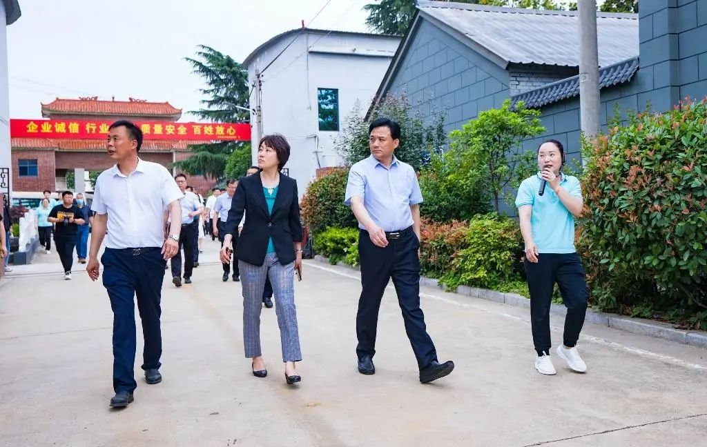 全國水產技術推廣總站總工程師李清一行蒞臨棠河集團酒業有限公司調研指導