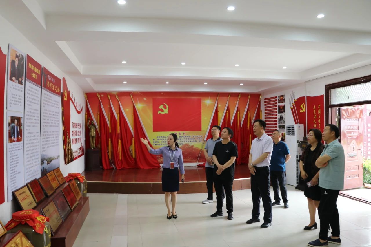 駐馬店日報社社長胡殿文一行到棠河集團酒業(yè)公司調(diào)研